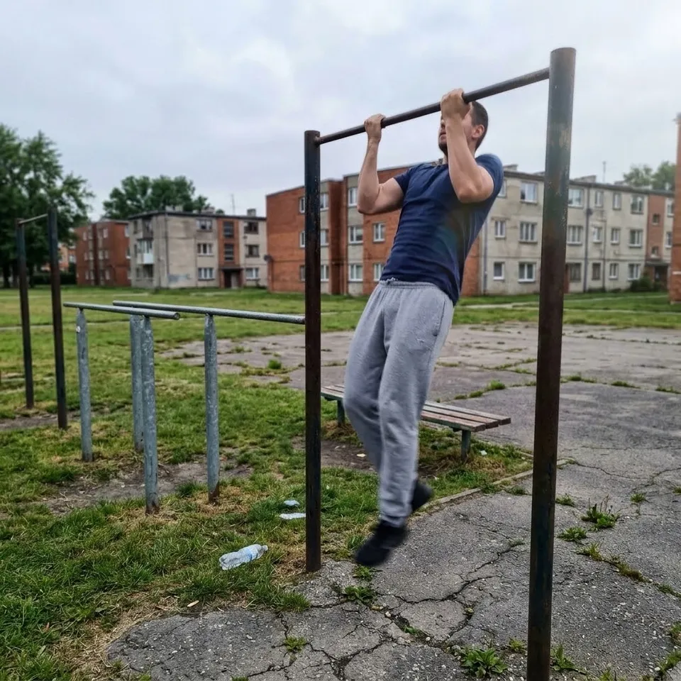 Спорт без затрат: почему турники и брусья — это база
